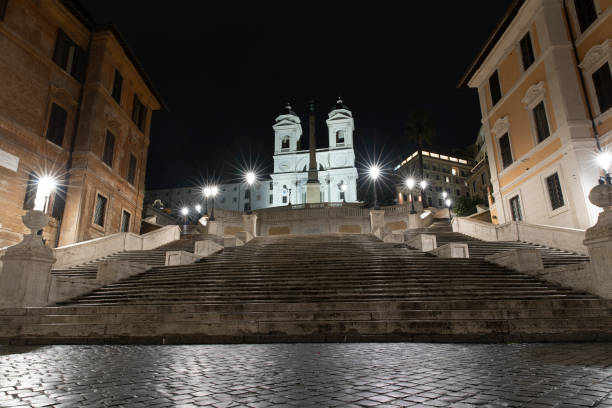 place d’espagne rome italie - piazza di spagna spanish steps church trinita dei monti photos et images de collection