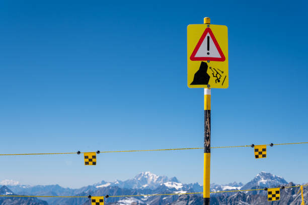 warning sign of possible ski fall from the mountain. - mountain drop europe switzerland imagens e fotografias de stock