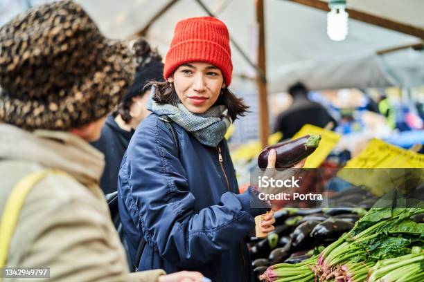 Freundinnen Die Gemüse Auf Dem Lokalen Markt In Der Stadt Kaufen Stockfoto und mehr Bilder von Bauernmarkt