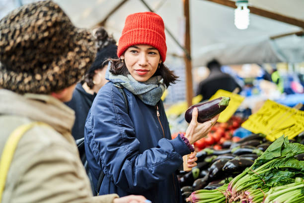 koleżanki kupujące warzywa na lokalnym targu w mieście - organic farmers market market vegetable zdjęcia i obrazy z banku zdjęć