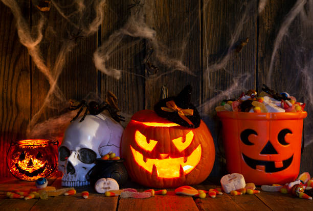 zucche di halloween con mucchio di caraccie su sfondo rustico in legno - raid array foto e immagini stock