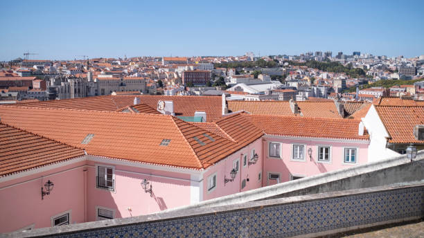 top wiew der lissabon von einer der straßen des alfama viertels, portugal. - top wiew stock-fotos und bilder