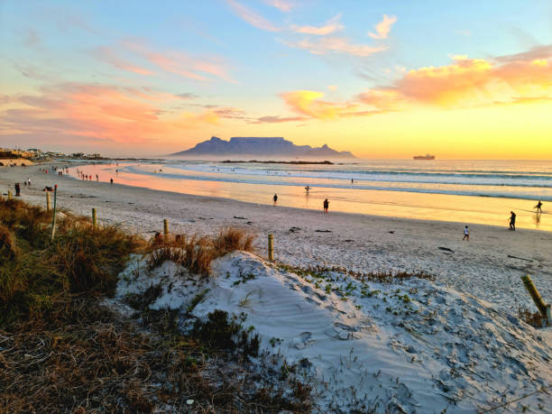 пляж заката кейптауна в милнертоне - milnerton стоковые фото и изображения