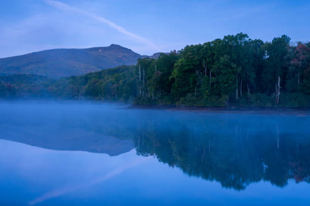 blue hour a price lake - grandfather mountain foto e immagini stock