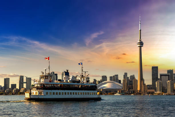 toronto und cn tower bei sonnenuntergang - toronto stock-fotos und bilder