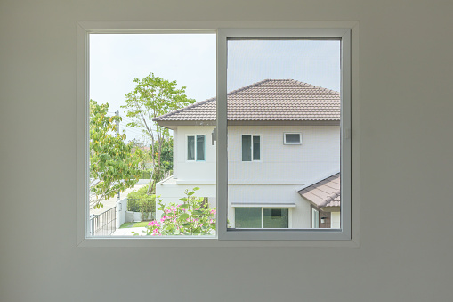 Marco de ventana de vidrio interior de la casa en pared blanca photo