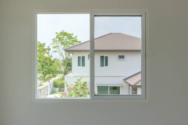 marco de ventana de vidrio interior de la casa en pared blanca - construction frame plant nature wall fotografías e imágenes de stock