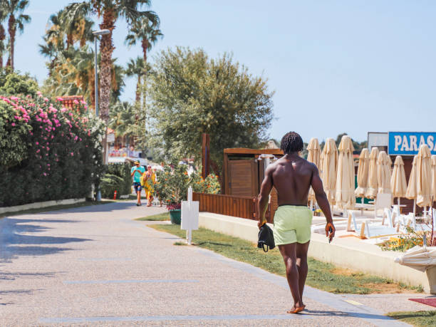 jeune homme élégant africain sur la plage en été - turkey black sea coast photos et images de collection