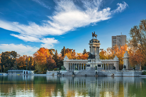 Madrid España, horizonte de la ciudad al amanecer en el Parque de El Retiro con temporada de follaje otoñal photo