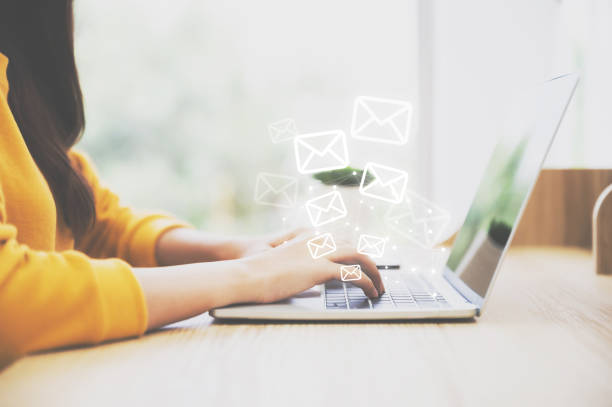 mano de mujer usando computadora portátil pc con icono de correo electrónico. concepto de correo electrónico y contacto - enviar actividad fotografías e imágenes de stock