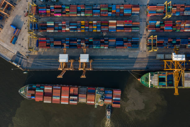 Aerial top view over international cargo ship at industrial import-export port prepare to load containers with big container loader ship vessel.Oversea international Business.Trade Port,Shipping cargo vista aérea superior sobre buque de carga internacional en puerto industrial de importación y exportación prepárese para cargar contenedores con gran buque cargador de contenedores. negocios internacionales en el extranjero.puerto de comercio, carga de