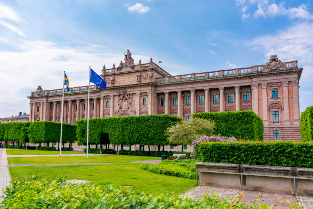 parlamentsgebäude (riksdag) in stockholm, schweden - sveriges helgeandsholmen stock-fotos und bilder
