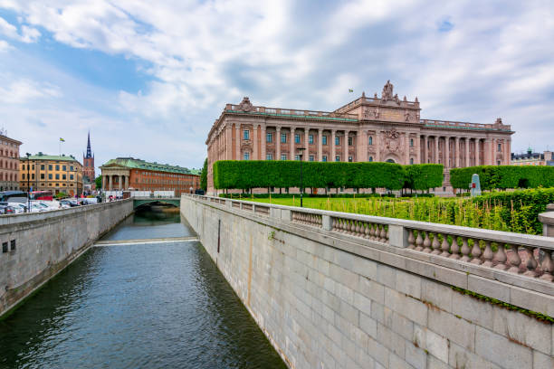 parlament (riksdag) i kanały sztokholmskie, szwecja - sveriges helgeandsholmen zdjęcia i obrazy z banku zdjęć