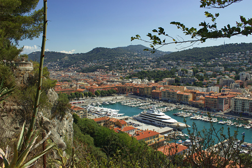 This trendy district is concentrated around the chic port of Nice, the starting point for cruises to Saint-Tropez and Cannes. Large yachts are moored there alongside colorful wooden fishing boats. The area is endowed with chic restaurants and establishments serving fish and seafood dishes. The lively Garibaldi Square is ideal for outdoor aperitifs in front of the sunset. Trendy gay bars are clustered near rue Bonaparte. The neighborhood is also known for its antique shops and specialty grocery stores.