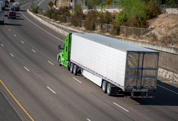 poderoso caminhão semi-capô verde grande plataforma transportando carga congelada em semirreboque refrigerado dirigindo na estrada multiline ampla - refrigeration cycle - fotografias e filmes do acervo