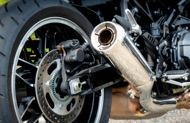 tuyau d’échappement de moto - motorcycle engine brake wheel photos et images de collection