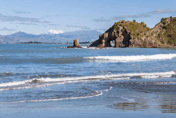 wellen am whites bay beach in der nähe von rarangi in der region marlborough, neuseeland - marlborough region zealand new landscape stock-fotos und bilder