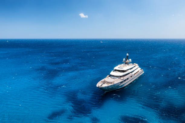 vista aérea de la nave desde el dron. agua azul clara en el mar mediterráneo. vacaciones de verano y viajes en crucero. viaje de verano. - yacht fotografías e imágenes de stock