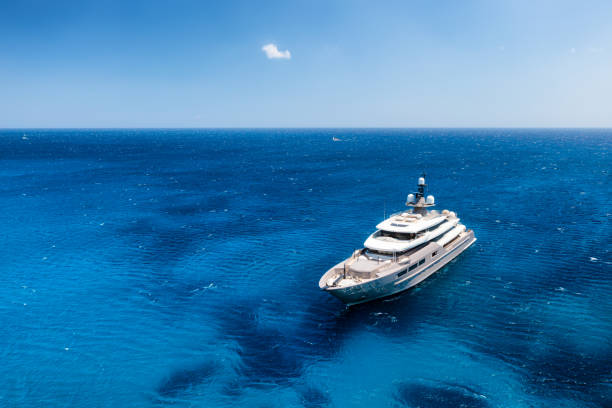 vista aerea della nave dal drone. acqua cristallina nel mar mediterraneo. vacanze estive e viaggi su una nave da crociera. gita estiva. - nave da crociera foto e immagini stock