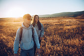 junges-paar-beim-wandern-auf-dem-freien-feld.jpg?b=1&s=170x170&k=20&c=CWn40aZrxUpMzfrv20k27vxhSzLV7mooxwg8QxgaWio=