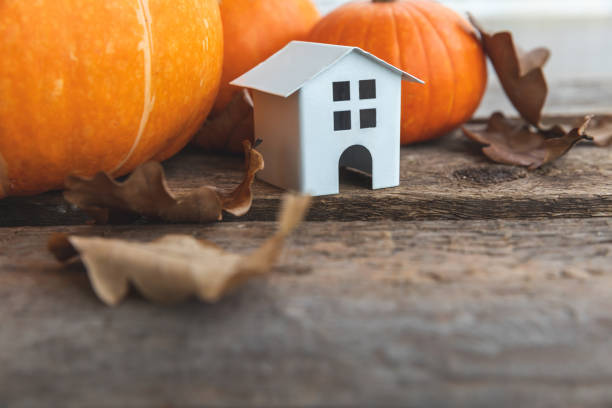 fondo otoñal. casa de juguetes y calabaza sobre fondo de madera. espacio de copia del banner de acción de gracias. hygge mood, concepto de cambio de estaciones. hola otoño con fiesta familiar de halloween - halloween pumpkin jack olantern industry fotografías e imágenes de stock