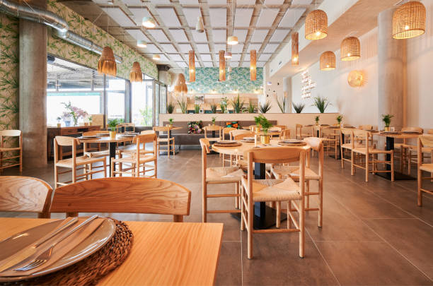 木製家具といくつかの装飾的な植物を持つ空の素朴なデザインのレストラン - レストラン ストックフォトと画像