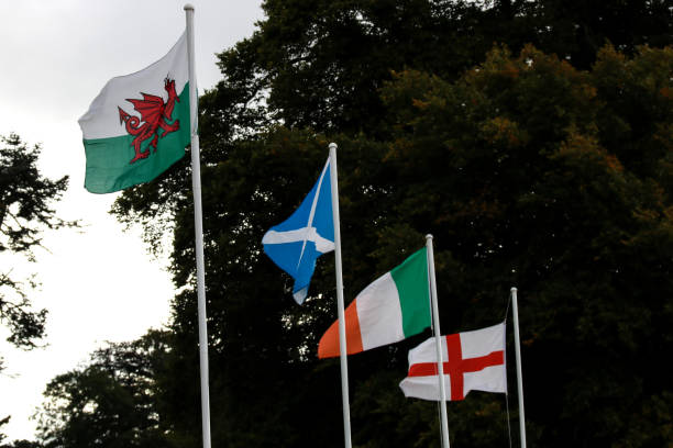 banderas galesas escocesas irlandesas e inglesas en un espectáculo campestre - welsh flag flag welsh culture all european flags fotografías e imágenes de stock