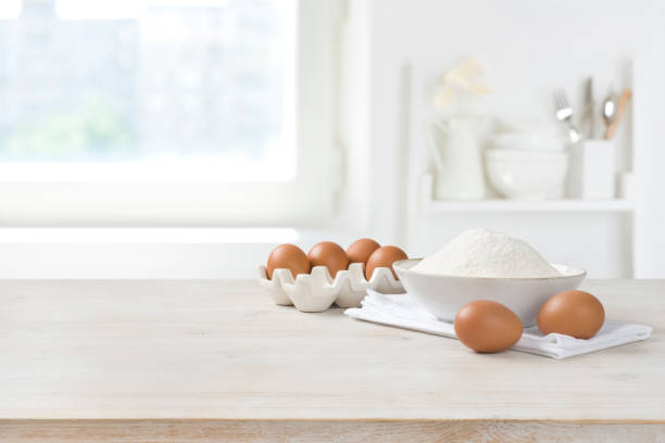 backzutaten auf holztisch über defokussiertem küchenfensterhintergrund - bakery food defocused table stock-fotos und bilder