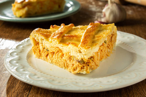 pastel de pollo brasileño - pastel de pollo casero en espátula en una mesa de madera atractivo rústico - pastel de carne fotografías e imágenes de stock