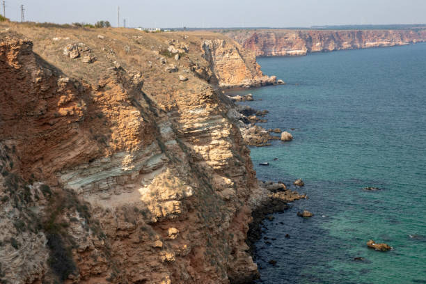 cape caliacra, bulgarie - sep 14, 2021. cap kaliakra - une oasis architecturale et naturelle unique représente un promontoire rocheux s’avançant à 2 kilomètres dans la mer. les falaises abruptes s’élèvent entre 50 et 60 mètres de la mer. - kaliakra photos et images de collection