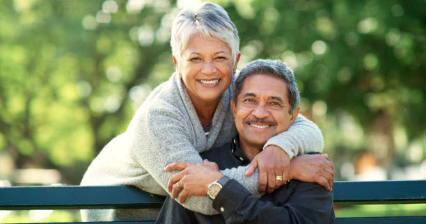 photo d’un couple de personnes âgées passant du temps ensemble dans la nature - couple senior photos et images de collection