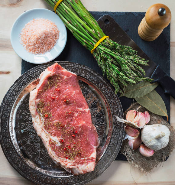 seasoned beef entrecote ready to cook - pink salt imagens e fotografias de stock