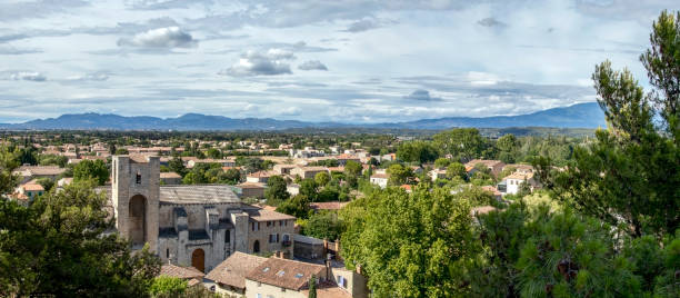 pernes les fontaines, small typical town of provence and mountain range on the background, vaucluse, france, europe - backfround imagens e fotografias de stock