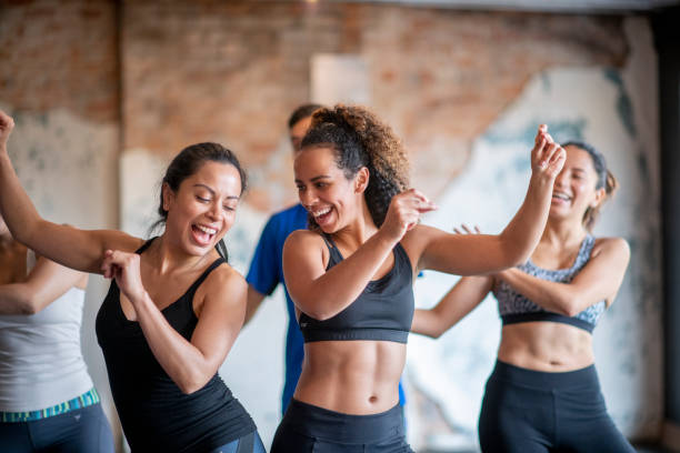 latynoska grupa taneczna fitness klasa - yoga young adult cheerful happiness zdjęcia i obrazy z banku zdjęć