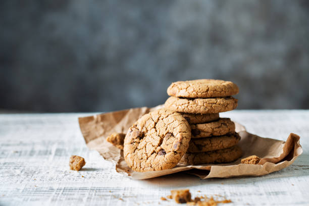 pila de galletas de avena fresca con chocolate se encuentra sobre una mesa blanca - chocolate chip cookie cookie chocolate stack fotografías e imágenes de stock