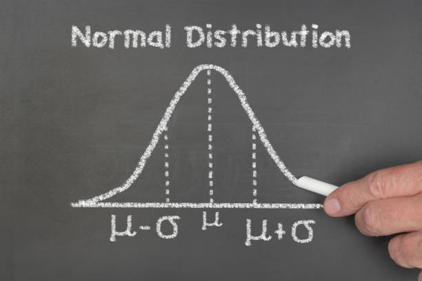 distribuzione normale nelle statistiche - simplicity mathematics mathematical symbol blackboard foto e immagini stock