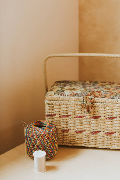 caja de costura - sewing box fotografías e imágenes de stock