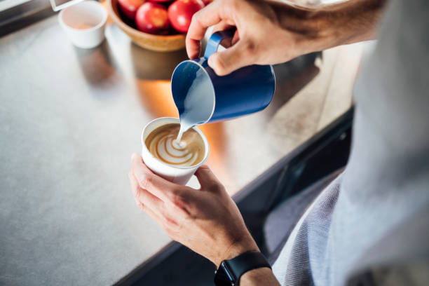 свежеприготовленный капучино - latté cafe froth art cup стоковые фото и изображения