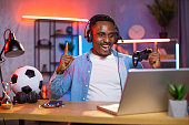 emotionaler-schwarzer-mann-im-headset-der-spiele-auf-dem-laptop-spielt.jpg?b=1&s=170x170&k=20&c=Aq3i8_xy7dR1s54AguXbYL1TYauSS3jkktVhi5pqgKM=