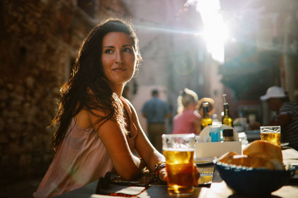 porträt einer jungen frau im restaurant am meer - istrien stock-fotos und bilder