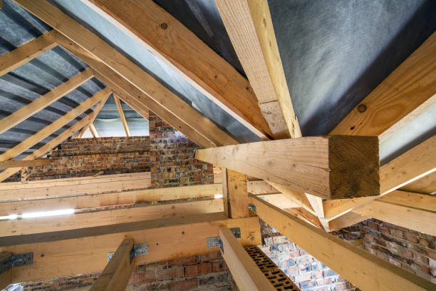 grenier d’un bâtiment en construction avec poutres en bois d’une structure de toit et murs de briques. - insulation roof attic home improvement photos et images de collection