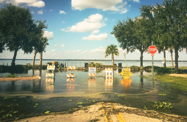 road flooded in florida - flood hurricane road damaged imagens e fotografias de stock