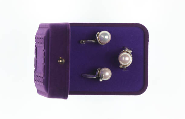 ring mit perle und ohrringen isoliert auf weißem hintergrund - pearl necklace earring jewelry stock-fotos und bilder