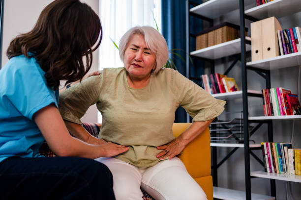 Abdominal pain patient woman having medical exam with doctor on illness from stomach cancer, irritable bowel syndrome, pelvic discomfort, Indigestion, Diarrhea, GERD (gastro-esophageal reflux disease) paciente con dolor abdominal mujer que se somete a un examen médico con el médico sobre la enfermedad de cáncer de estómago, síndrome del intestino irritable, malestar pélvico, indigestión, diarrea, erge (enfermedad por reflujo gastroesofágico)