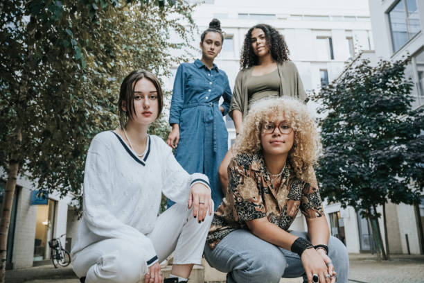 portrait de quatre jeunes femmes dans la rue de berlin - teenager youth culture city life fashion photos et images de collection