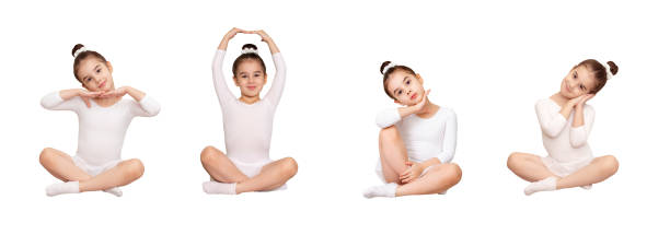 bilderset des kleinen ballerinamädchens in weißem badeanzug und rock, das in verschiedenen posen sitzt - ballet dress studio shot costume stock-fotos und bilder