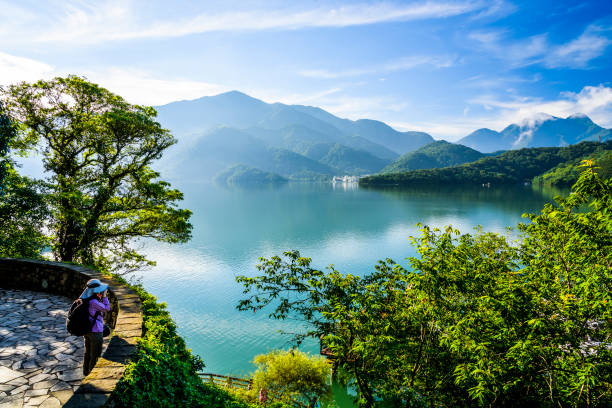 turyści odwiedzają jezioro sun moon w nantou na tajwanie - wavelet zdjęcia i obrazy z banku zdjęć