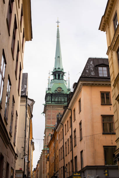 sztokholm wąskie uliczki starego miasta gamla stan., iglica kopuły wieży, sztokholm szwecja. - sidewalk cafe cafe stockholm sweden zdjęcia i obrazy z banku zdjęć