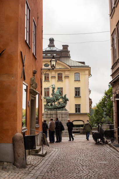 starsi ludzie patrzą na pomnik na małym placu starego miasta gamla stan w szwecji. - sidewalk cafe cafe stockholm sweden zdjęcia i obrazy z banku zdjęć