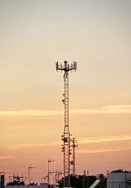 große telefonantenne am horizont voller kleiner antennen, bei sonnenuntergang oranger himmel - 4797 stock-fotos und bilder